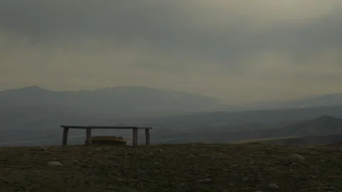 Scenic mountain view with empty bench, peaceful solitude and nature concept Vidéo 333953279