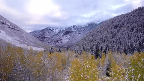 Scenic Mountain View with First Snowfall Vidéo 255871167