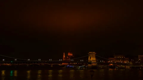 Scenic night view of budapest's chain bridge and parliament Vídeo Stock 333267876