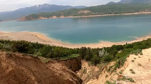 Scenic panning shot of a deep clay ravine near Charvak reservoir in Uzbekistan Vídeos de archivo 335478549