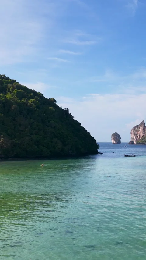 Scenic Panning Shot of Phi Phi Island Limestone Karsts and Turquoise Water Stockbeeldmateriaal 328488535