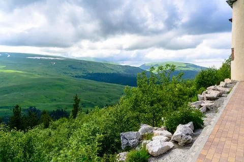 Scenic panoramic view of idyllic rolling hills landscape with blooming mead.. Foto stock