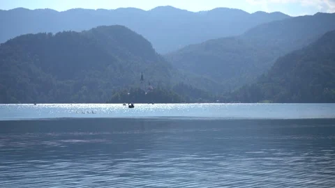 Scenic panoramic view of Lake Bled with the island church and mountains in .. 库存影片 330585359