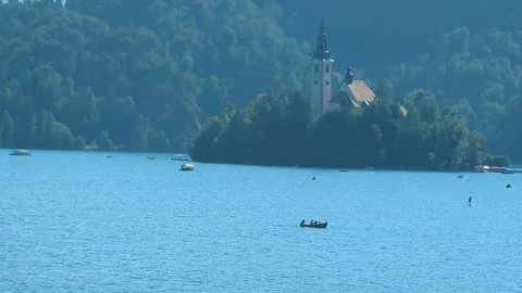 Scenic panoramic view of Lake Bled with the island church and mountains in .. 库存影片 330585373