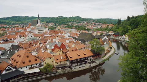 Scenic panoramic view over historical part Cesky Krumlov, Vltava river, summer 库存影片 129339055