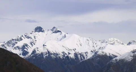 Scenic panoramic view of snow covered mountain range in Alaska at Hatcher pas Stock Footage 327439839
