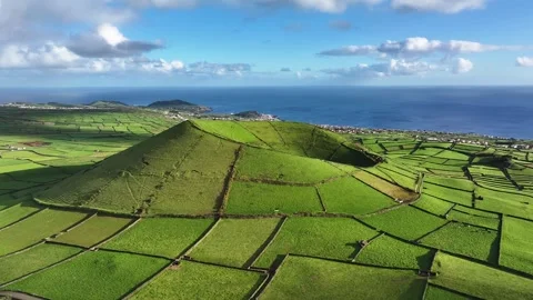 Scenic patchwork landscape surrounding Pico Dona Joana on Terceira 動画素材 328525397