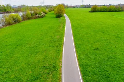 Scenic Paved Paths Winding Through Lush Green Fields in Rural Germany 库存照片