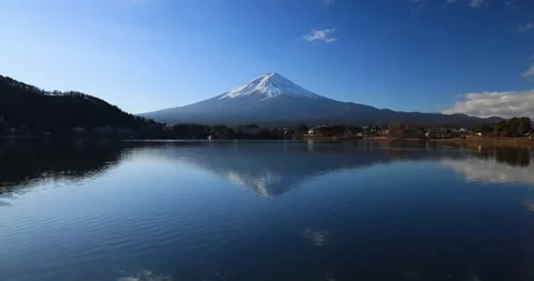 Scenic reflection of Mount Fuji on Lake Kawaguchiko on a winter morning Stock Footage 337451271