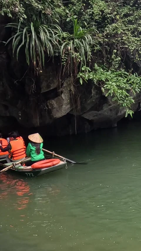 Scenic River Cave Rowing Adventure 스톡 동영상 304936170