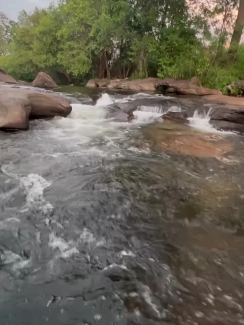 Scenic River Flowing Over Smooth Rocks at Sunset 库存影片 342264988