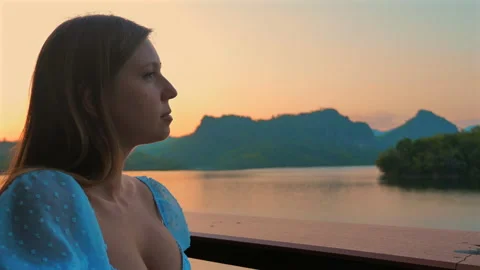 Scenic sunrise over mountain range, with clear sky and vibrant colors, Stock-Footage 282082422