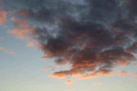 Scenic Sunset Dramatic Sky with Fluffy Orange Pink Clouds Foto stock