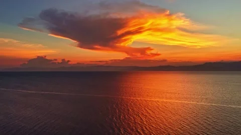 Scenic sunset with orange clouds reflecting on the ocean water in Moalboal Vidéo 336685470