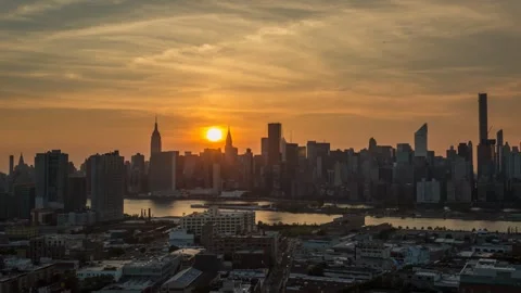 Scenic sunset over Queens, NY, showcases the skyline and tranquil waters Video stock 290051255