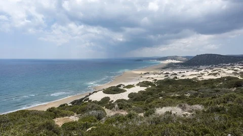 Scenic timelapse of clouds moving over  white sand beach. 4K. 스톡 동영상 113427080