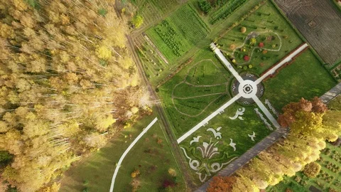 Scenic top view of public botanic park in Yoshkar-Ola, Russia 動画素材 89868748