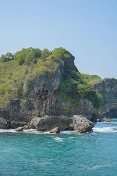 Scenic tropical coastal view with rugged rock cliffs. Fotos de archivo