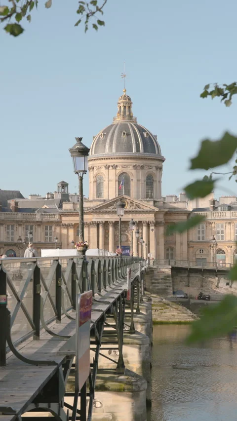Scenic vertical view looking along the walkway of the Pont des Arts Vídeo Stock 335131870