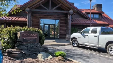 Scenic video of rustic Taprock log cabin restaurant Stock Footage 334269392