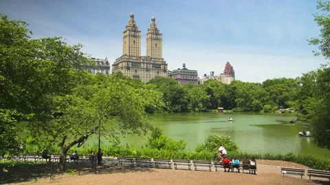 A scenic view across Central Park Lake highlights The San Remo’s historic Vídeos de archivo 338312612