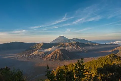 Scenic view of the active volcano of mount Bromo at sunrise in East Java, Indone Stock-Fotos