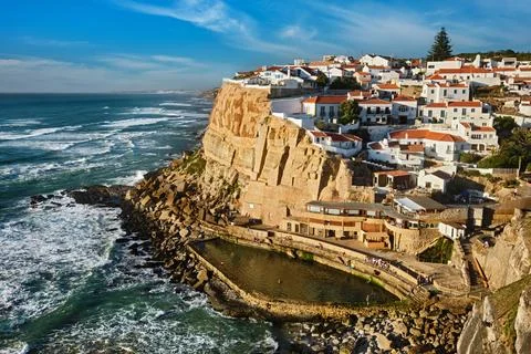 Scenic view of Azenhas do Mar village above the Atlantic Ocean in Portugal Stock-Fotos