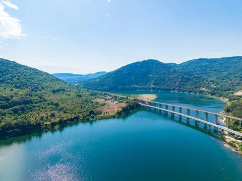 Scenic view of a bridge over a river with surrounding hills and clear blue sk Stock-Fotos