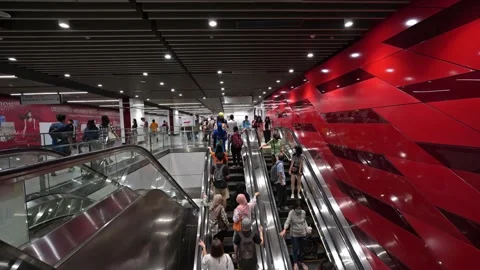 Scenic view of the Bukit Bintang MRT station during rush hour Vidéo 264010686