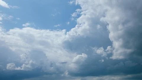A scenic view of a cloudy sky showcasing an array of captivating and varying blu Fotos de archivo