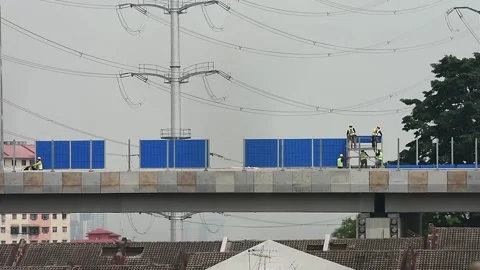 Scenic view of the construction workers installing the railing on the highway. Видео 154778890