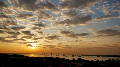 Scenic view dramatic beautiful sunset sky. Natural Sunset Sunrise on meadow silh Vídeo Stock 232292672