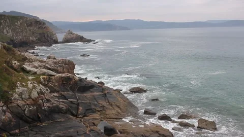 Scenic view of dramatic rocky coastline and ocean cliffs at sunset Vídeo Stock 335176228