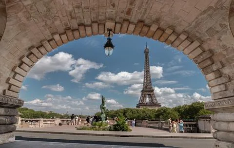 Scenic view of the Eiffel tower in Paris with blue sky and cloud in the bac.. Foto stock
