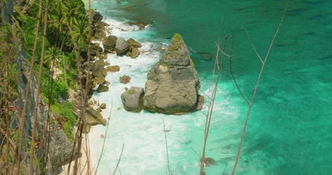 Scenic View of High Limestone Cliffs and Turquoise Ocean Water at Diamond Beach Video stock 327611729