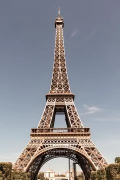 Scenic view of the iconic Eiffel Tower in Paris, France, with lush green trees Foto stock
