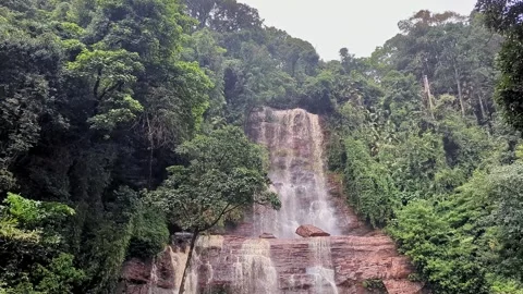 Scenic view of jhari waterfall surrounded by vibrant greenery and rugged cl.. Stock-Footage 346816637
