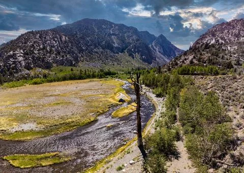 Scenic view of June lake loop between the forest mountains under the cloudy sky, Foto stock
