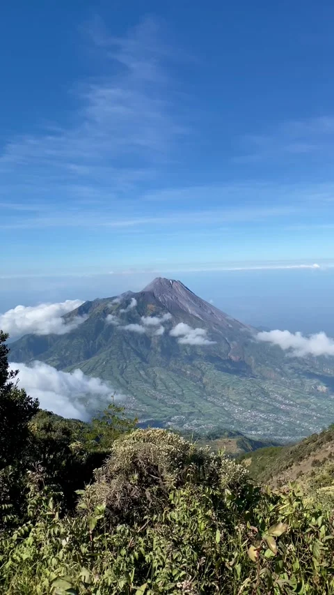 Scenic View of Mount Merapi Above the Clouds Video stock 342028651