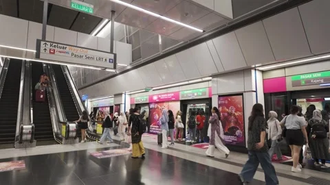 Scenic view of the MRT during rushing hour in Kuala Lumpur Malaysia. 動画素材 292634615