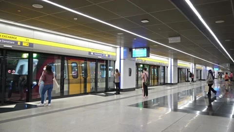 Scenic view of MRT (Mass Rapid Transit) in Tun Razak Exchange station. Vídeo Stock 239243643