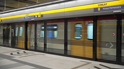 Scenic view of MRT (Mass Rapid Transit) in Conlay station. 動画素材 239293069