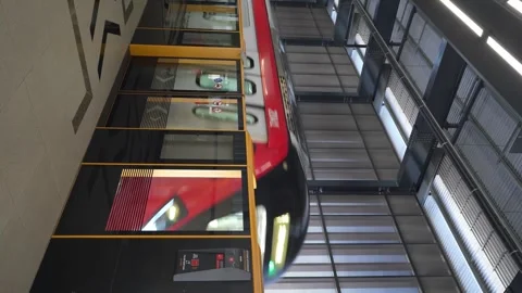 Scenic view of MRT (Mass Rapid Transit) in Serdang Raya Utara station. Vídeo Stock 269091631