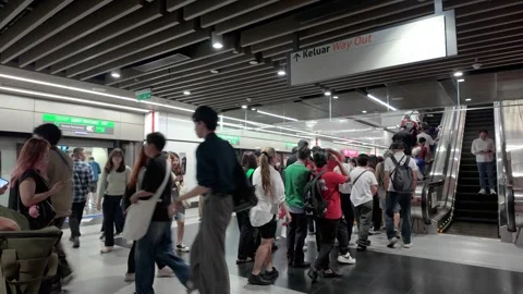 Scenic view of the MRT station during rushing hour 動画素材 323301284