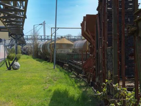 Scenic view of old and rustic train wagons on railroad tracks Foto stock