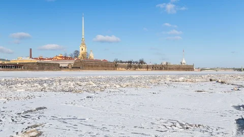Scenic view of the Peter and Paul Fortress and the Neva River, covered with snow 스톡 동영상 125198736