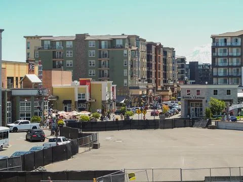 Scenic view of Point Ruston urban square with buildings and Mount Rainier b.. Stock Photos