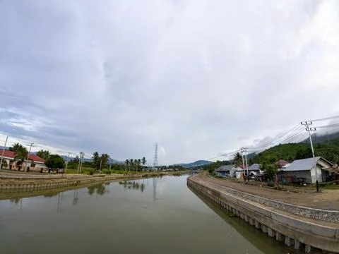 Scenic View of a River Under a Cloudy Sky Foto stock