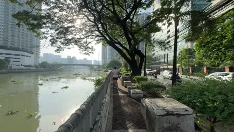 Scenic View of Rizal Riverwalk, Pasig River, and Skylines, Makati - 4K 60fps Видео 339549817