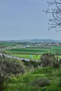 Scenic view of rolling green fields and distant hills with a highway runnin.. Foto stock